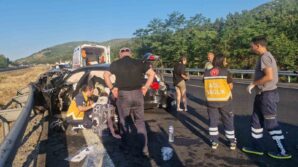 once kamyona sonra bariyere carpti 5 yarali IDK7WhWk