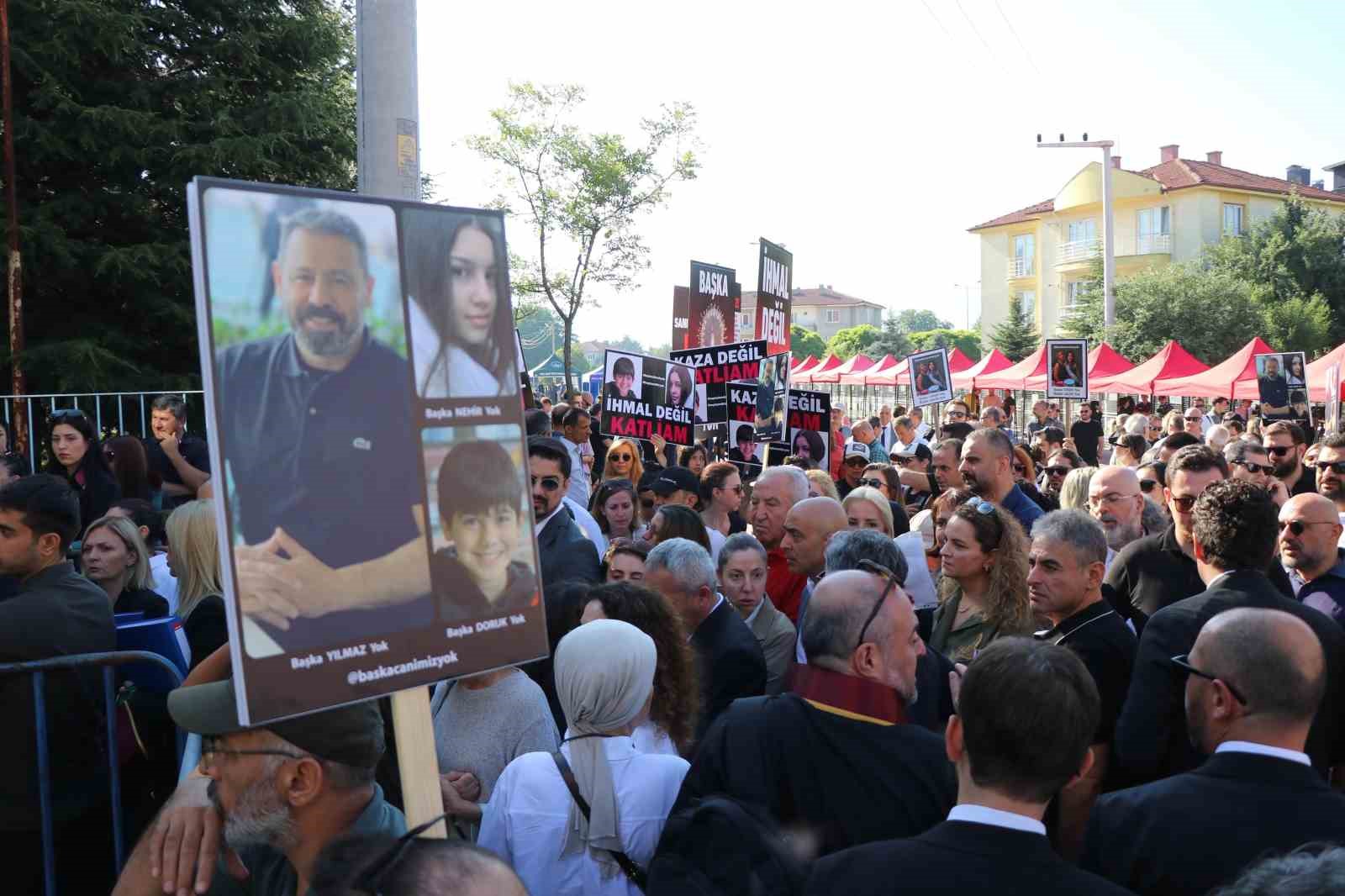 onlar arabalarini kurtarmaya giderken bizim canlarimiz iceride dumandan boguluyordu qVe6Miyw