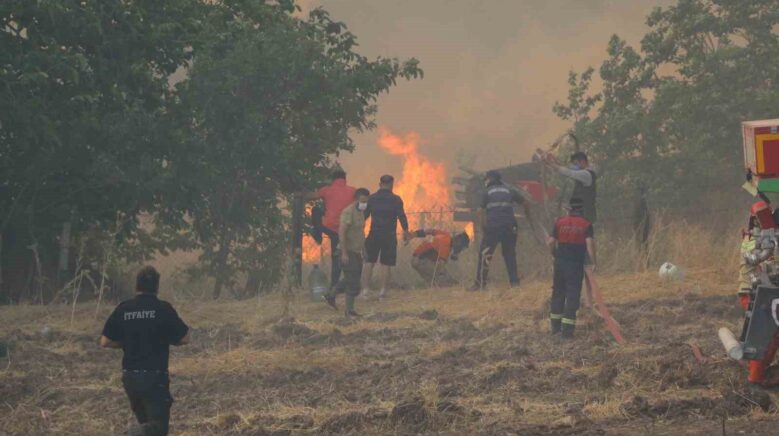 orman yanginin evlere sicramamasi icin yogun mucadele veriliyor fkMuHehr