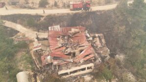 orman yangininda zarar goren koydeki evler dron ile goruntulendi 14W8rcp4