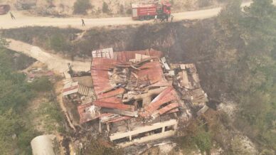 orman yangininda zarar goren koydeki evler dron ile goruntulendi 14W8rcp4