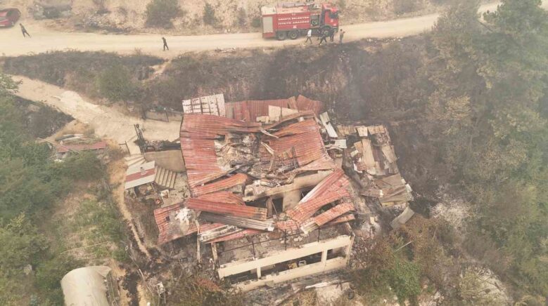 orman yangininda zarar goren koydeki evler dron ile goruntulendi 14W8rcp4