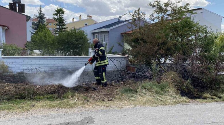 otluk alanda cikan yangin evlere sicramadan kontrol altina alindi qulCsYjz