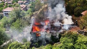 otluk alanda sicrayan yangin iki katli evi kul etti 5ii22qj3