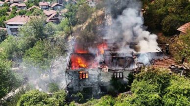 otluk alanda sicrayan yangin iki katli evi kul etti 5ii22qj3