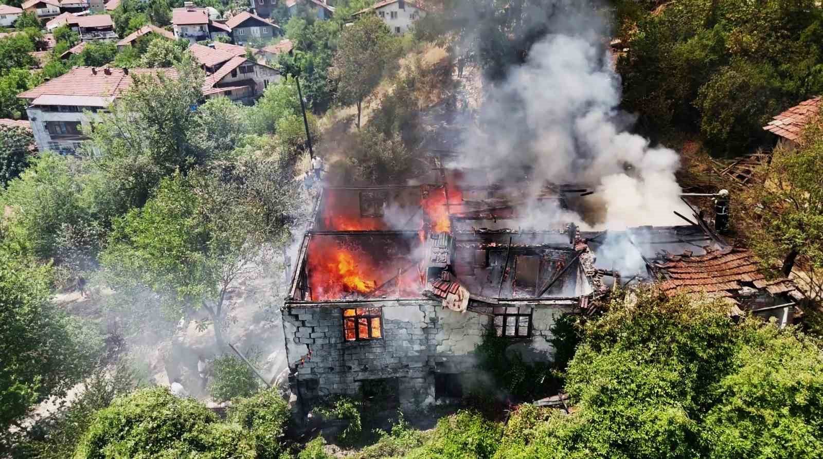 otluk alanda sicrayan yangin iki katli evi kul etti 5ii22qj3