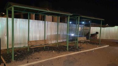 otobus duraginin camlarini kiran sahis kamerada WeS7nDPM