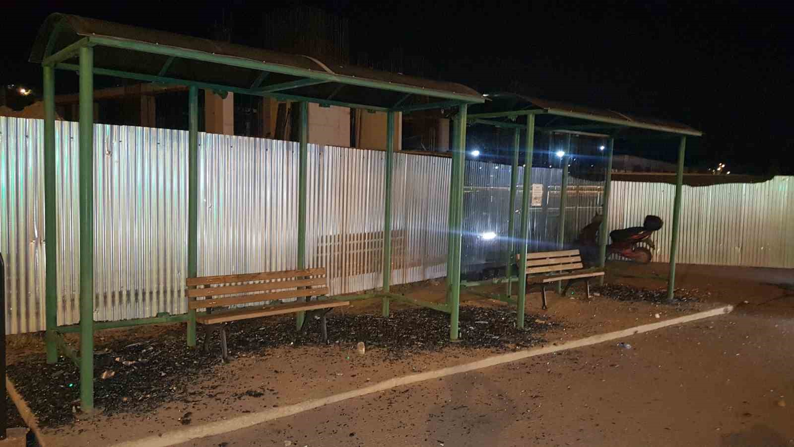 otobus duraginin camlarini kiran sahis kamerada WeS7nDPM