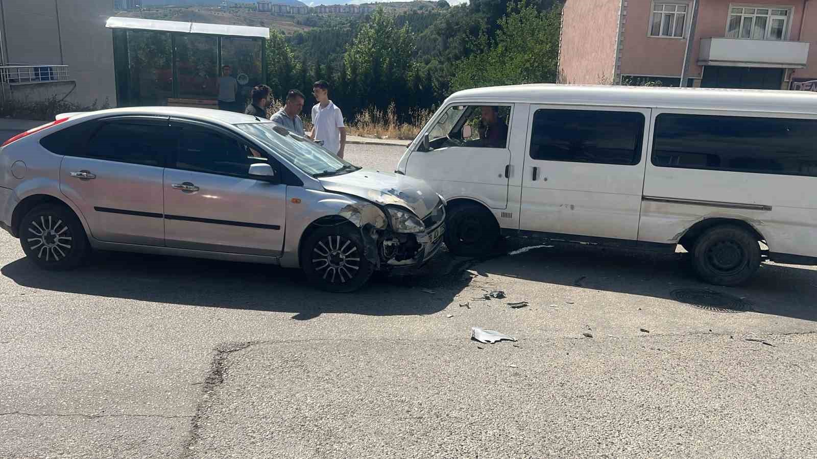 otomobil ile panelvan minibus carpisti kaza ani kamerada MGbVmmrN