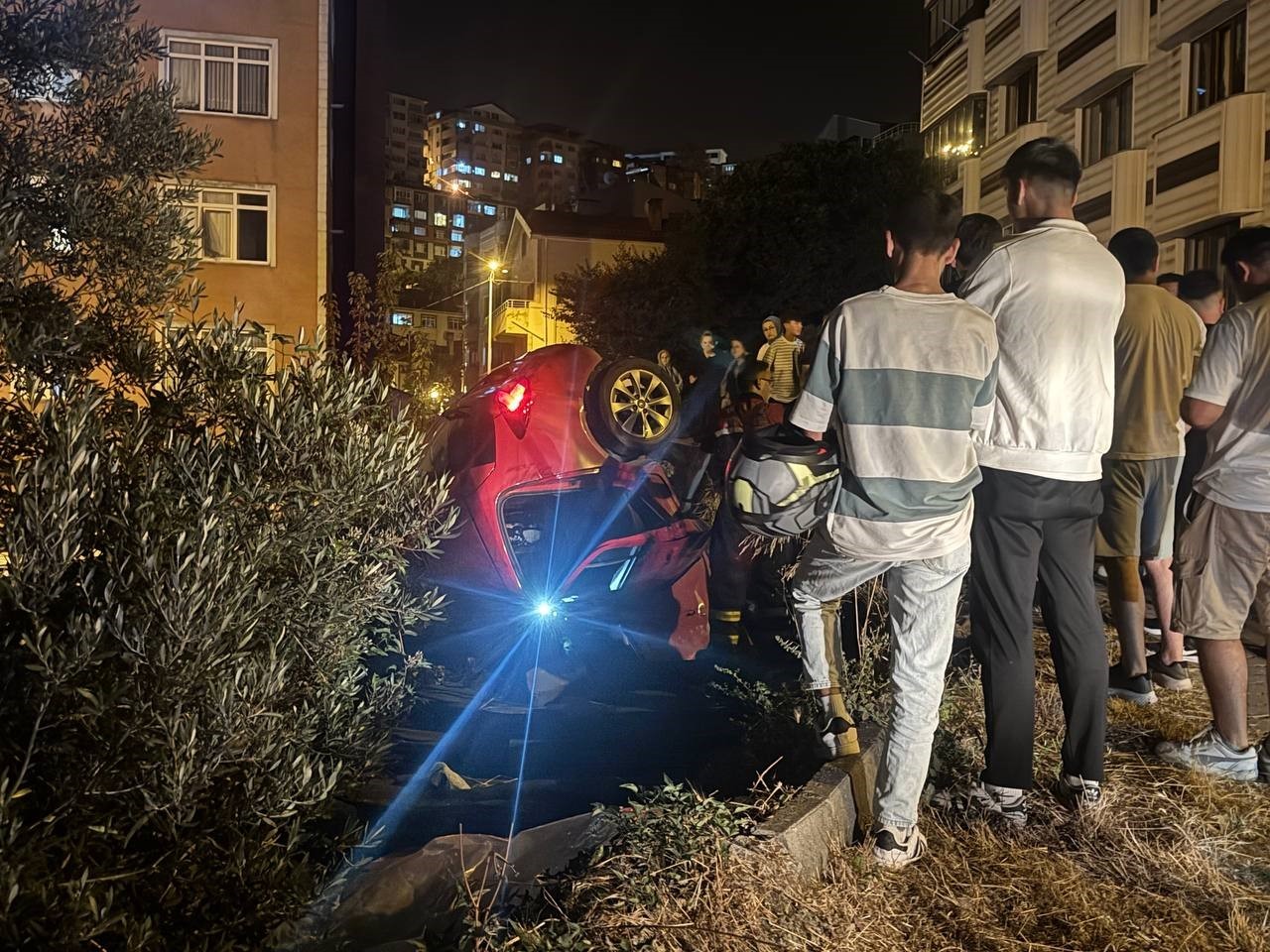 otomobil komurluge dustu surucu hafif yaralandi QqHLY62Z