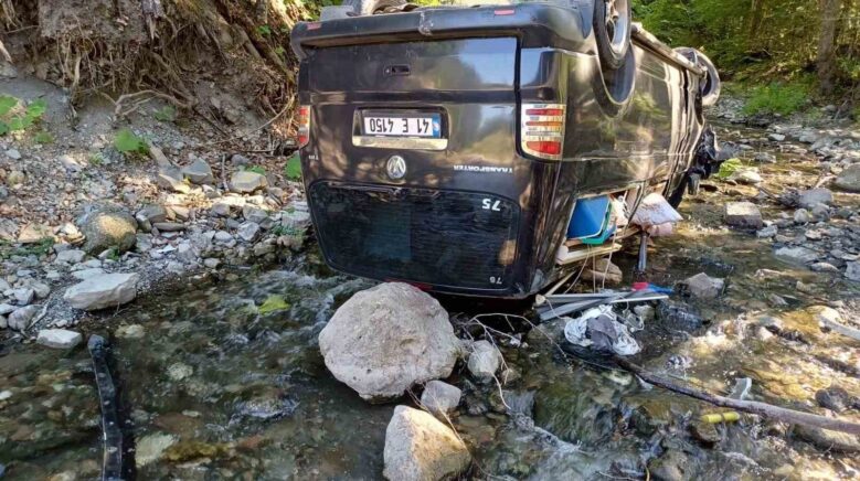 panelvan arac dereye uctu tatil icin boluya gelen cift olumden dondu MtTKdWJH