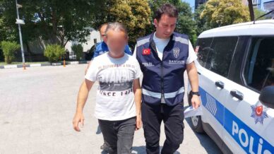 park halindeki otomobilin uzerine battaniye ortup atese verdi 1rh15DQk