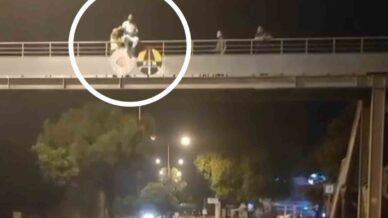 polis yaya koprusundeki intihari son anda onledi FXss3LSx