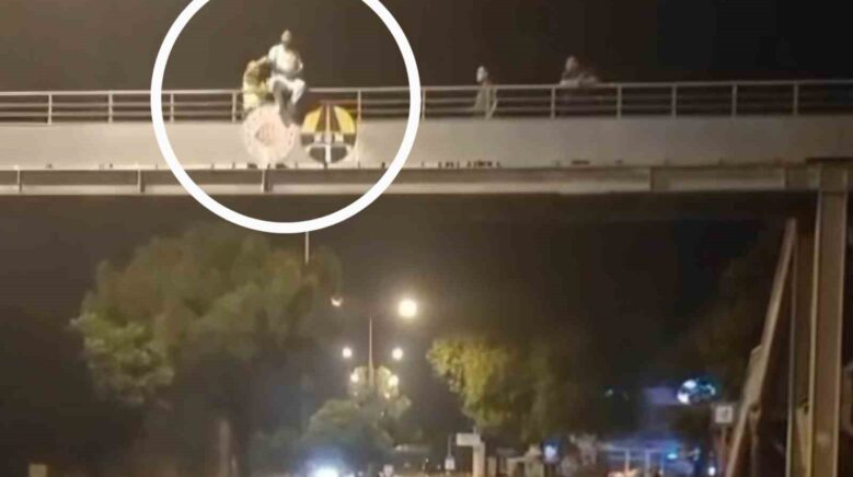 polis yaya koprusundeki intihari son anda onledi FXss3LSx