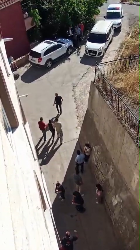 polise yakalanmamak icin girdigi bacada sikisti 5GLZUVuy