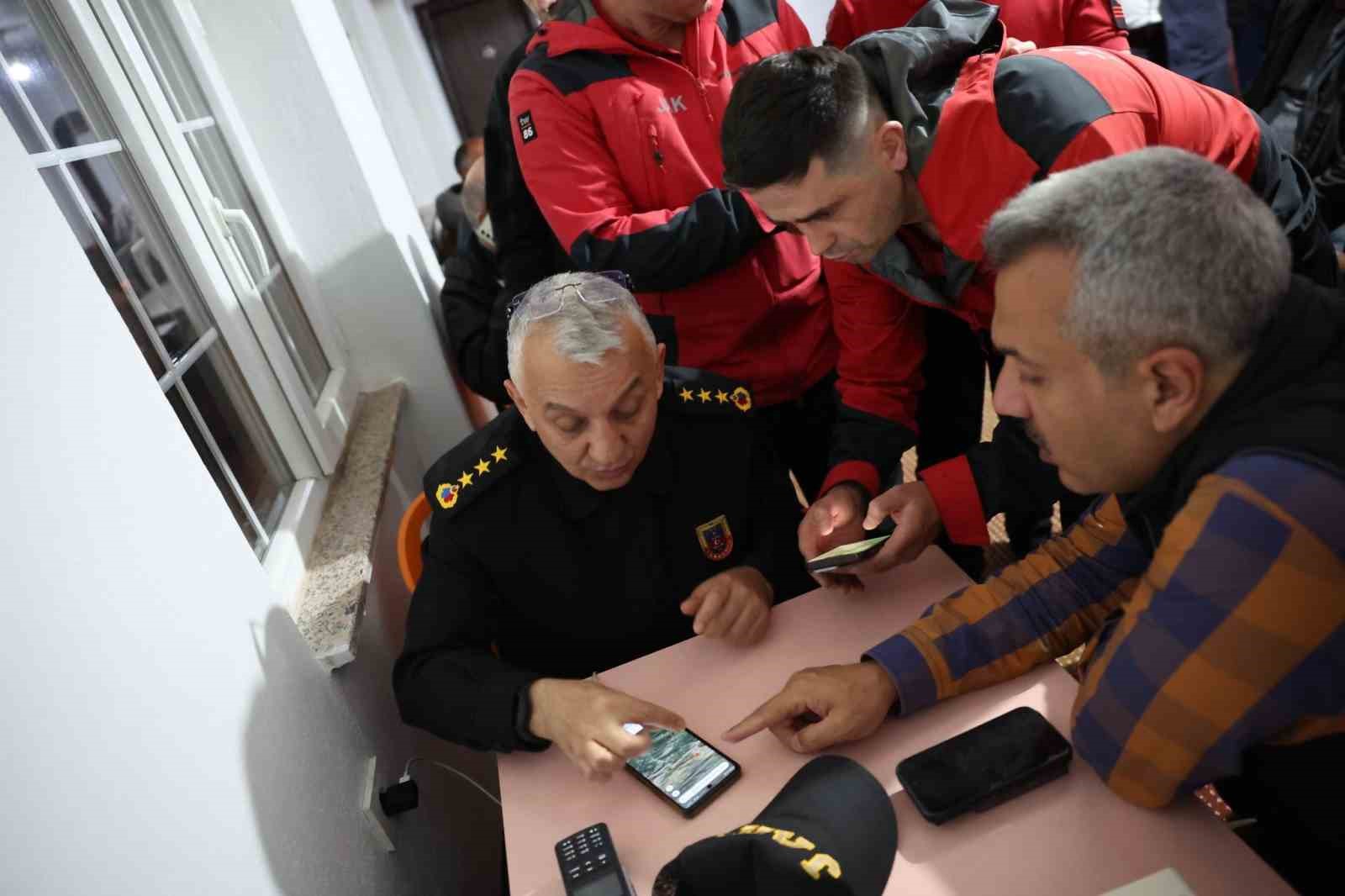 rize valisi baydas kaybolan jet ucagi icin calismalari yerinde takip ediyor