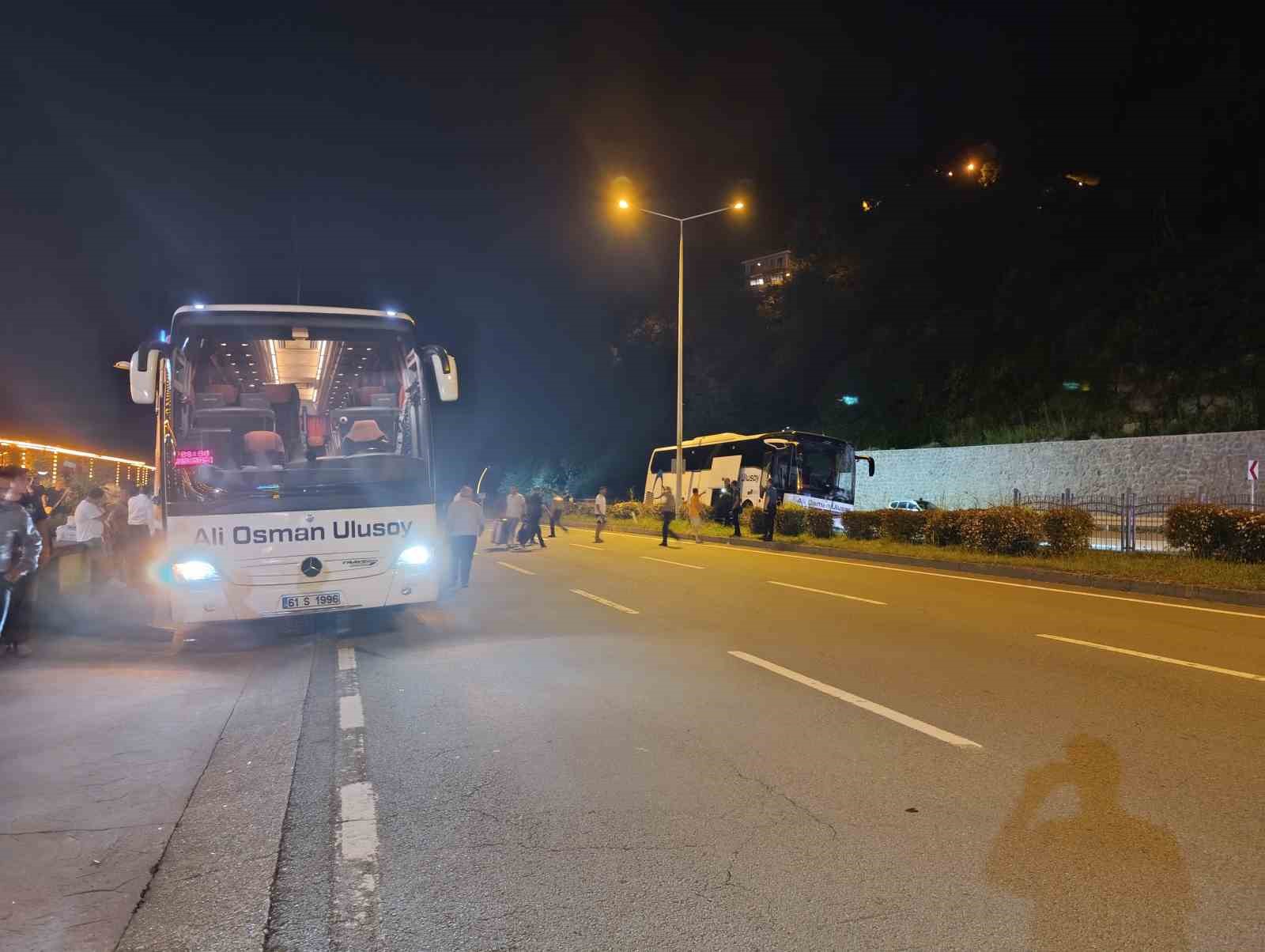 rizede yolcu otobusu kaza yapti iSXI52MX