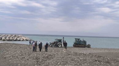 sahilde guneslenen kadini ezerek olumune sebep olan is makinesinin operatoru tutuklandi XFKkpRWB