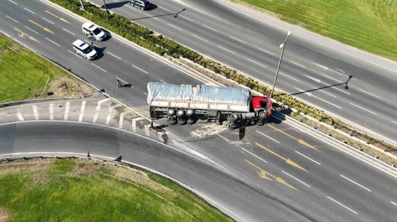 saman yuklu tir devrildi surucu hizliydim dedi VJpYYawp