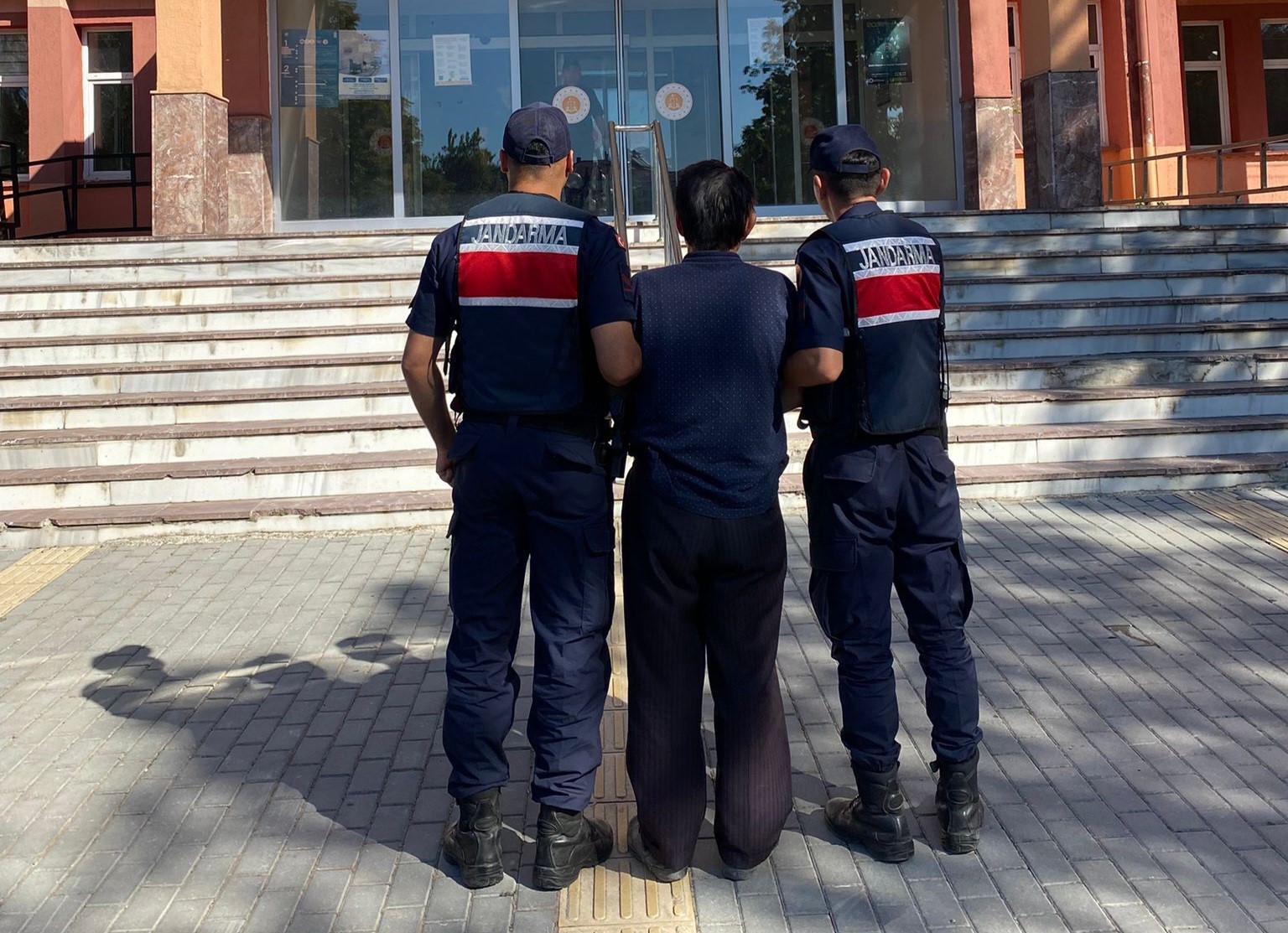 samsunda 9 yil 7 ay hapis cezasi ile aranan sahis jandarma tarafindan yakalandi ZkVGSMWd