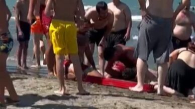 samsunda denizde bogulma tehlikesi geciren genc hastanelik oldu NqNZZKNU