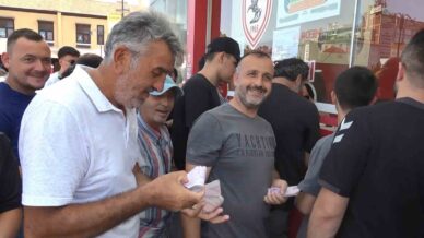 samsunspor taraftarlarinin kombine alimi yesilcam film sahnelerini hatirlatti alxCVu8R