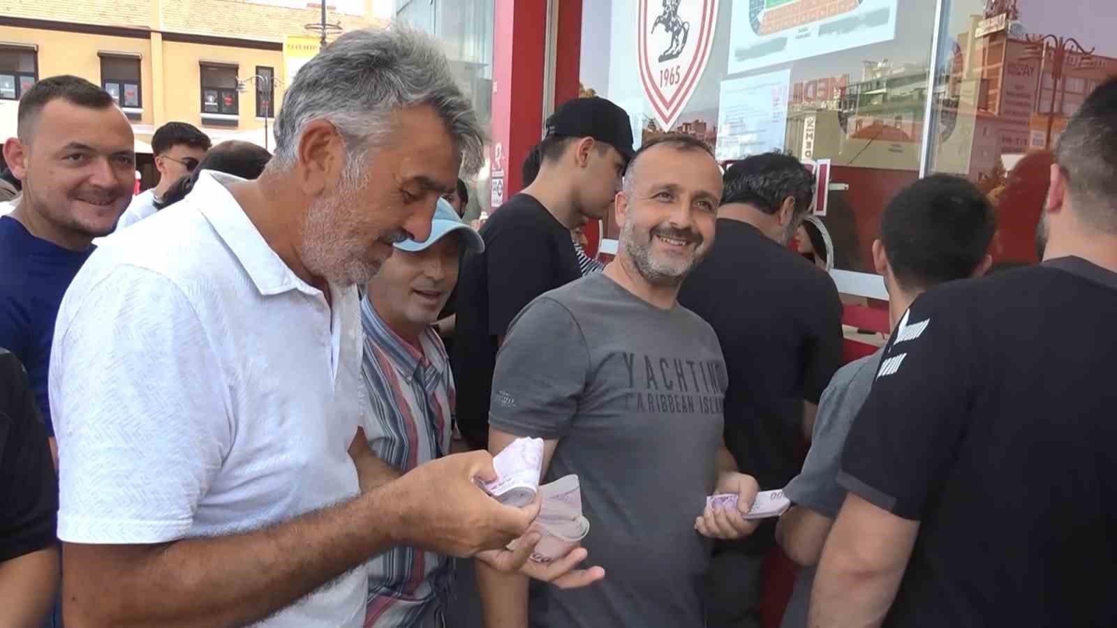 samsunspor taraftarlarinin kombine alimi yesilcam film sahnelerini hatirlatti