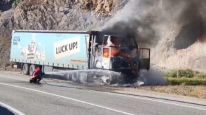 seyir halindeki tir alev alev yandi R76OmGYG