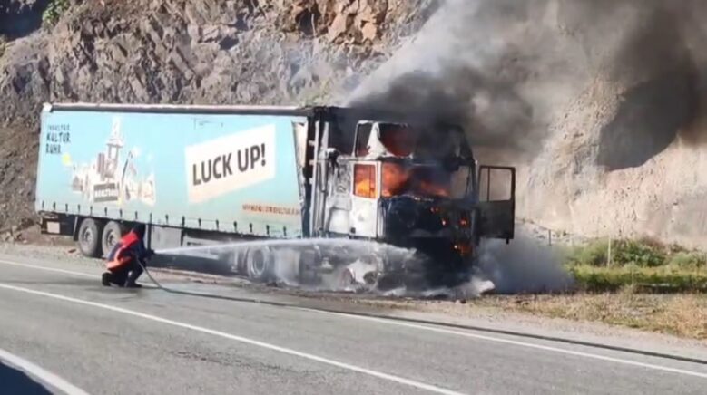 seyir halindeki tir alev alev yandi R76OmGYG