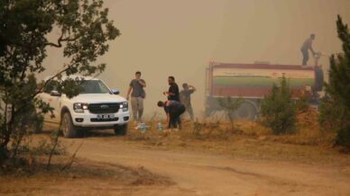 siddetli ruzgar alevleri yerlesim yerine yaklastirmaya devam ediyor Ldc7sUuw