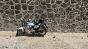 tekeri patlayan motosiklet metrelerce suruklendi r6VEn1EB