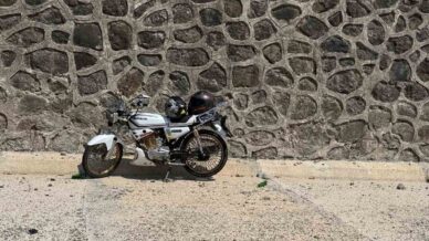 tekeri patlayan motosiklet metrelerce suruklendi r6VEn1EB