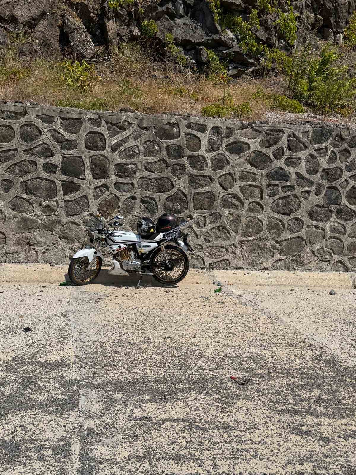 tekeri patlayan motosiklet metrelerce suruklendi r6VEn1EB