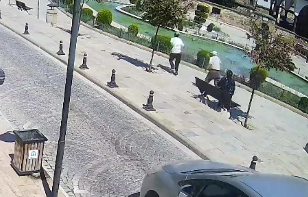 telefon dolandiricisi yasli kadinin paralarini alip kacti o anlar kamerada SzNrMVYM