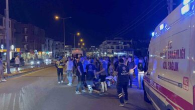 ters seritten u donusu yapan otomobil motosikletle carpisti 2 yarali yHywIECH