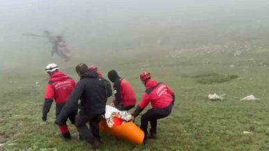 ucagin enkazindaki yarali yolcu ve olen pilotun cenazesi bolgeden helikopterle alindi c7k8YmFz