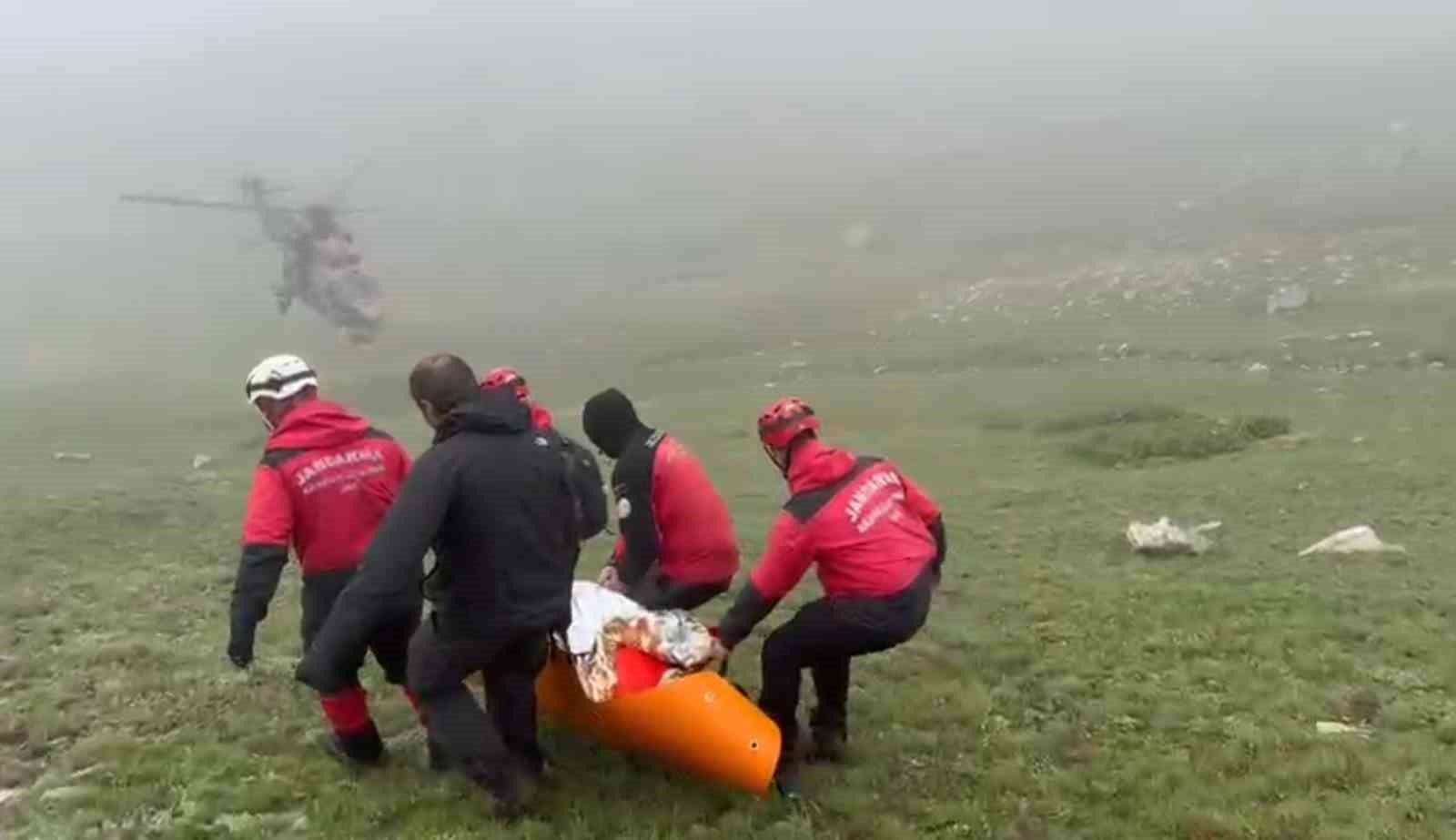 ucagin enkazindaki yarali yolcu ve olen pilotun cenazesi bolgeden helikopterle alindi c7k8YmFz