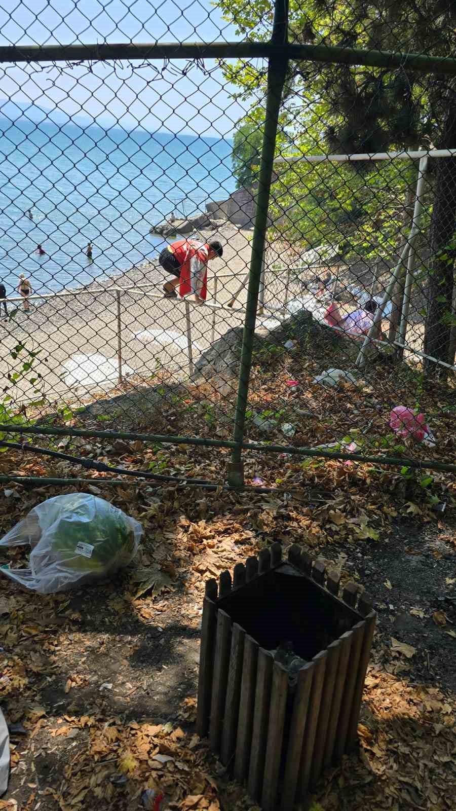 ucretli hale getirilen sevgi baris dostluk plajina tel orguleri asarak girmeye calistilar bX4sWnwa