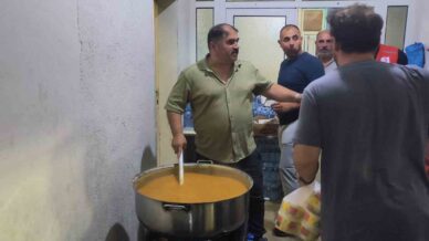 yangin bolgesindeki muhtar koye gelen yardim ekibine corba yapti SMZTADHr