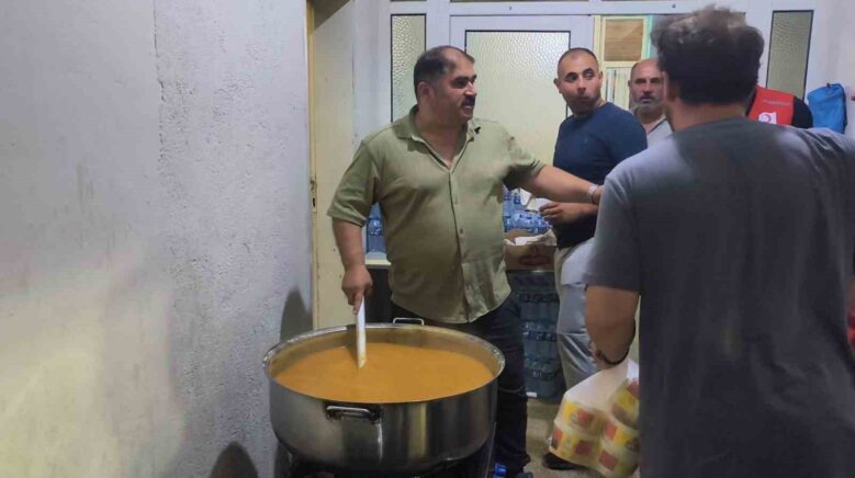 yangin bolgesindeki muhtar koye gelen yardim ekibine corba yapti SMZTADHr