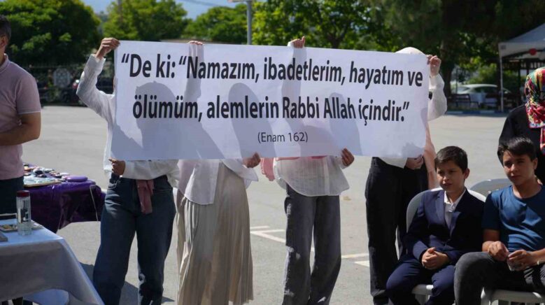 yatili yaz kuran kursu ogrencilerinden coskulu final itudeki pankarti actilar nUVINkgG