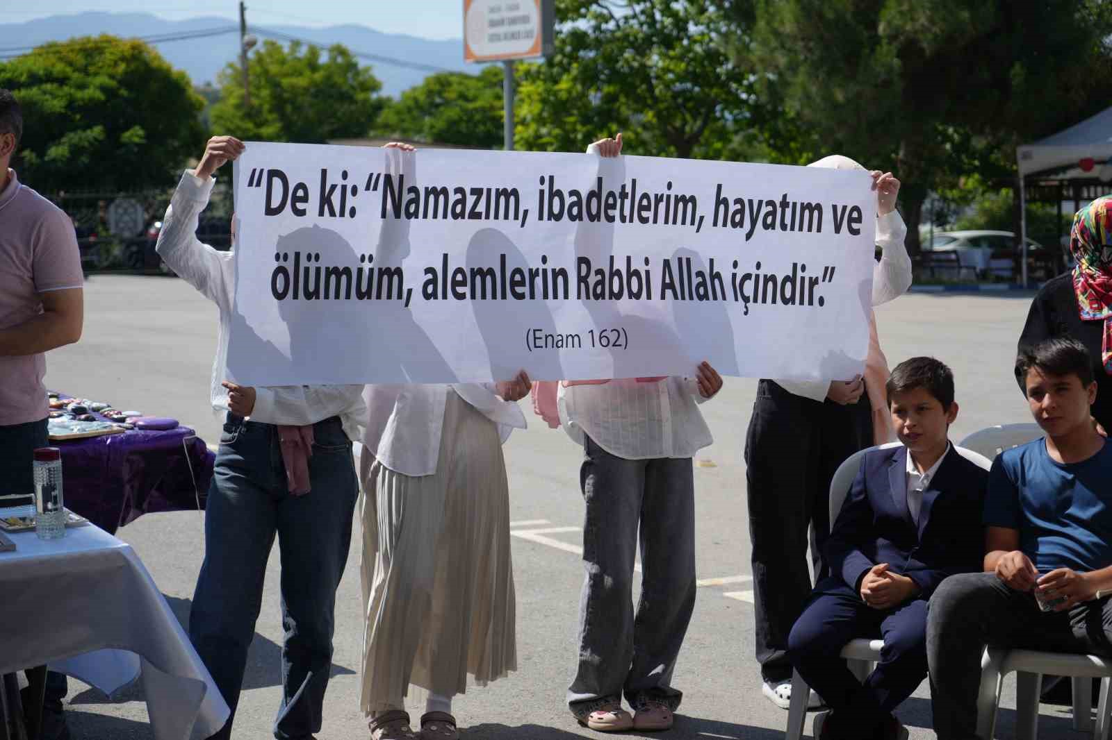 yatili yaz kuran kursu ogrencilerinden coskulu final itudeki pankarti actilar nUVINkgG