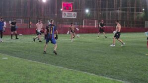 yesil sahaya boks eldivenleriyle ciktilar iMT2PXhc