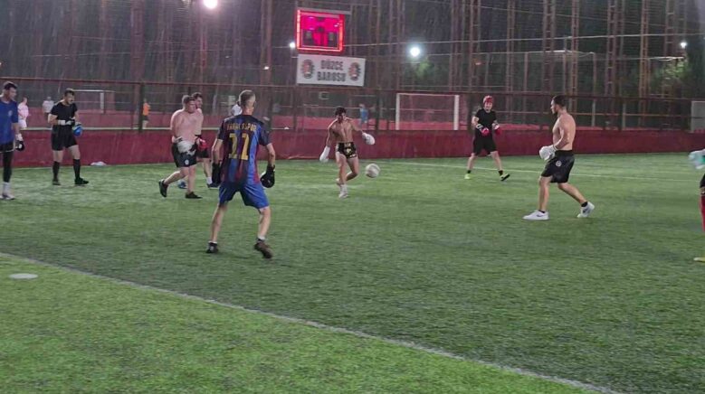 yesil sahaya boks eldivenleriyle ciktilar iMT2PXhc