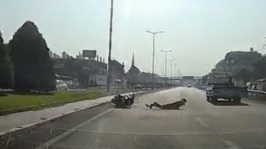 yola biran da cikan cekiciye motosiklet carpti dgVKkWUW