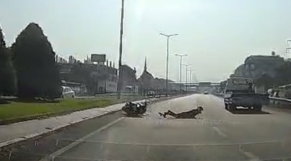 yola biran da cikan cekiciye motosiklet carpti dgVKkWUW