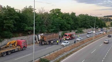 yola dusen tomruk kazaya yol acti traktor surucusu agir yaralandi wJFXG335