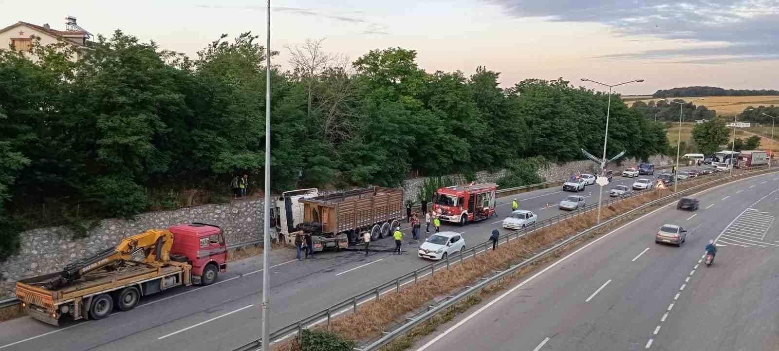 yola dusen tomruk kazaya yol acti traktor surucusu agir yaralandi wJFXG335