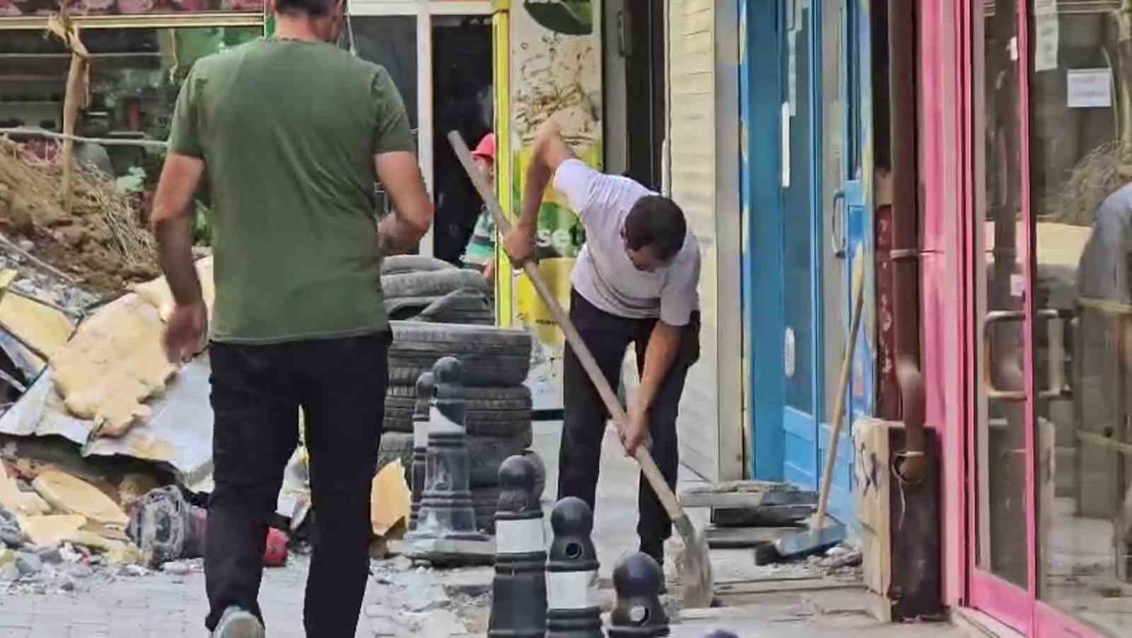 zonguldakta yikim sirasinda molozlar yola dokuldu