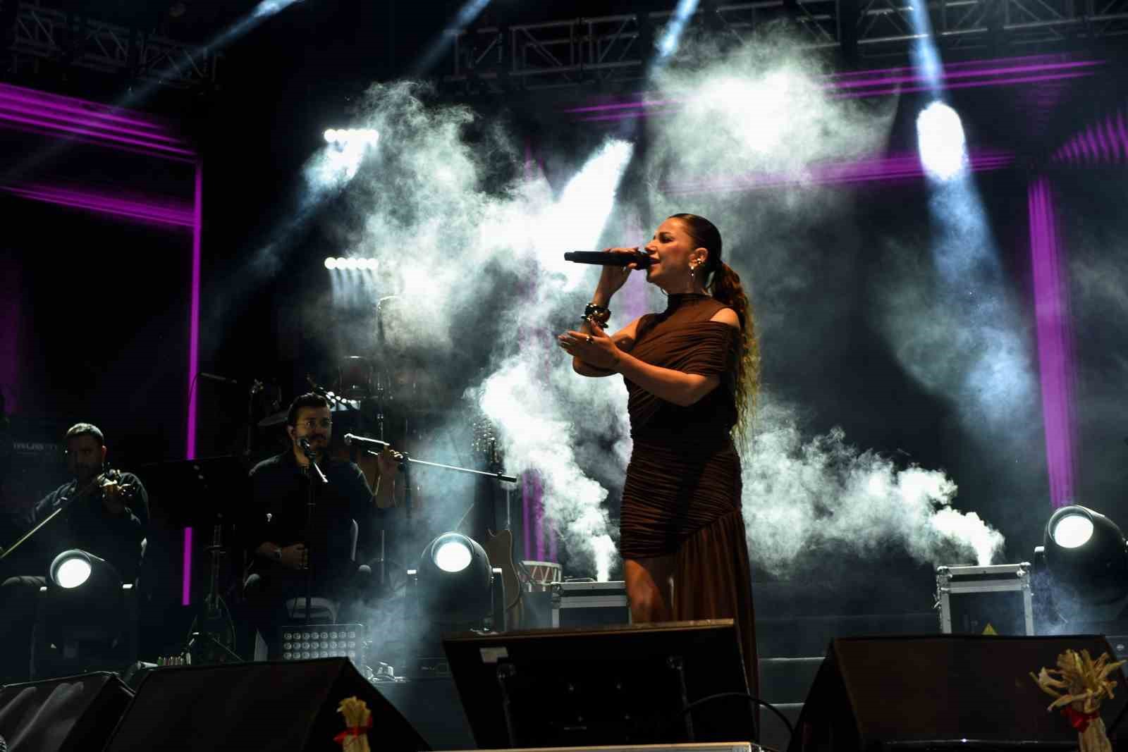 35 uluslararasi kultur ve sarimsak festivalinde merve ozbey ve hasan yilmaz ruzgari esti X5O9TAh4